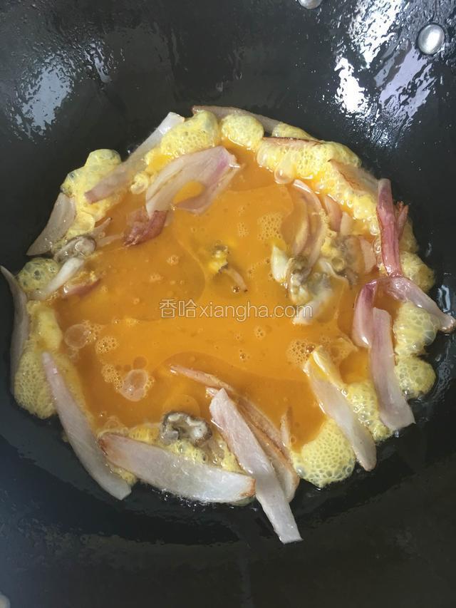 倒入蛏爆炒断生后倒鸡蛋液，一面煎熟后翻转另一面再煎熟即可。