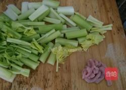 芹菜炒肉的做法图解1