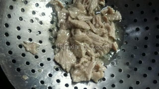 肉片变色捞出沥油备用