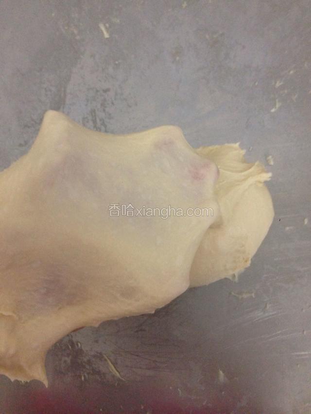 除黄油黑芝麻外，面包材料混合，揉至能撑出薄膜阶段