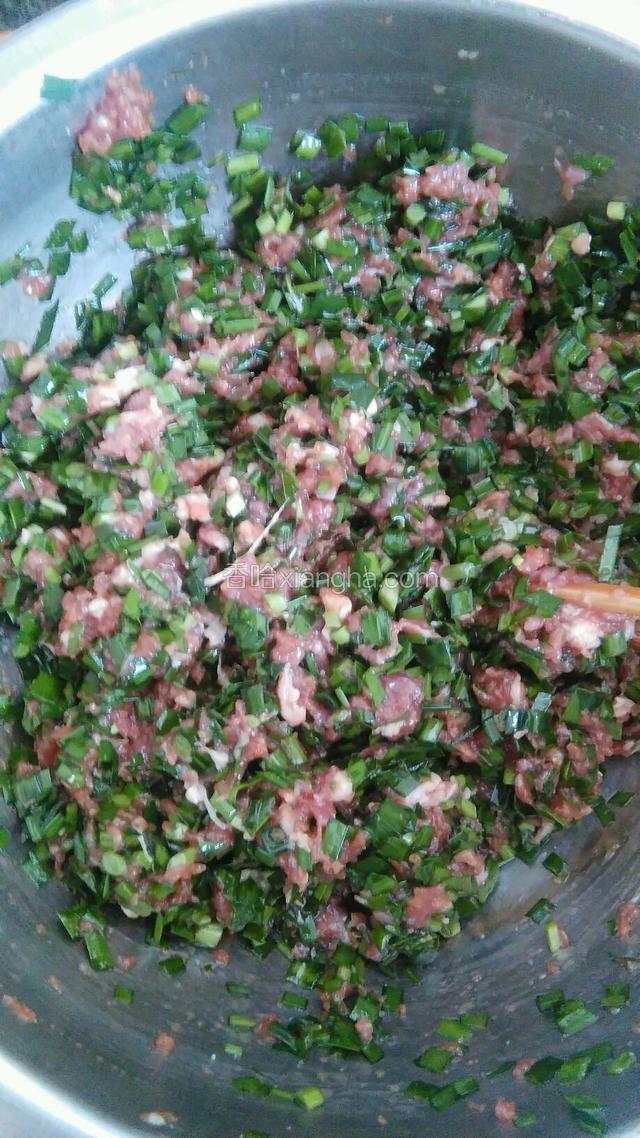 猪肉馅，韭菜，加入食用油，酱油，蚝油，盐拌匀。