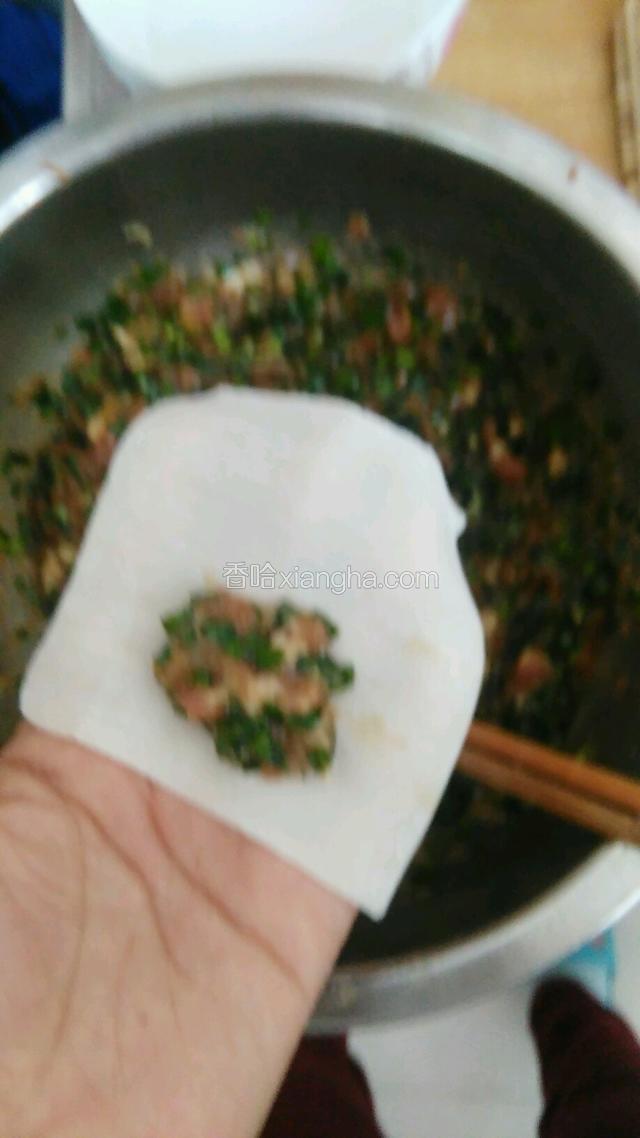 取一张馄炖皮，放入馅料。