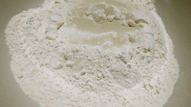 面粉里放入少许的白糖搅拌均匀  再放入适量的盐搅拌均匀    最后放入酵母搅拌均匀   然后面粉里到入适量的水