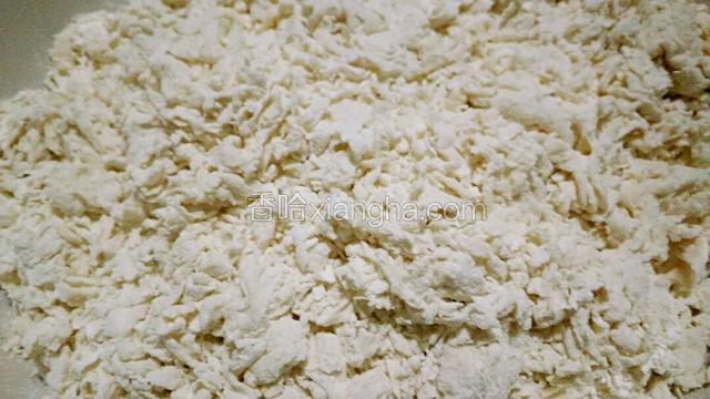 倒入适量的水  搅拌成雪花状（水的温度夏季可以用凉水    冬季用40℃的水）