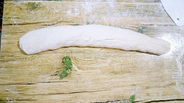 把面团搓长条 （不光滑不要紧  ）