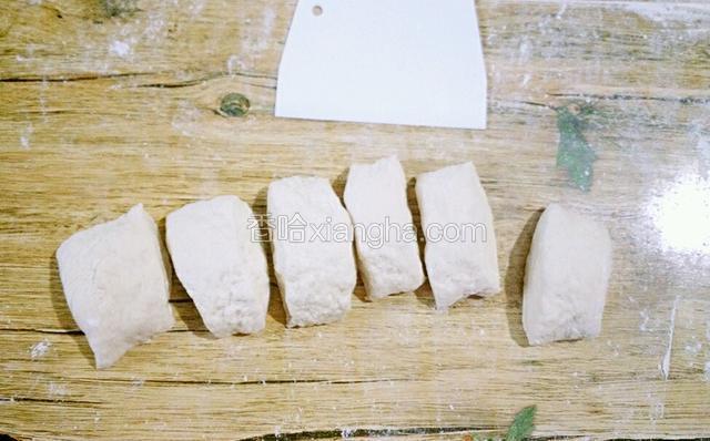 搓长条  用刮板或刀分成剂子