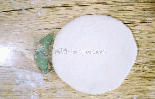 然后用手压扁  用擀面杖擀圆即可