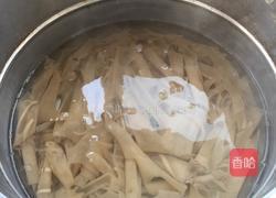 青椒调红薯粉皮的做法图解2