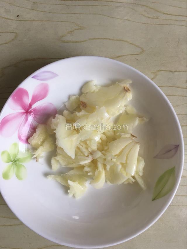 蒜瓣拍碎，放置5分钟，让其与空气充分接触，发挥其大蒜的抗癌功效