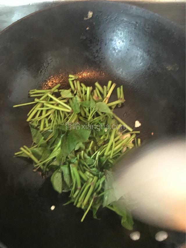 先下地瓜叶的秆，炒至断生
