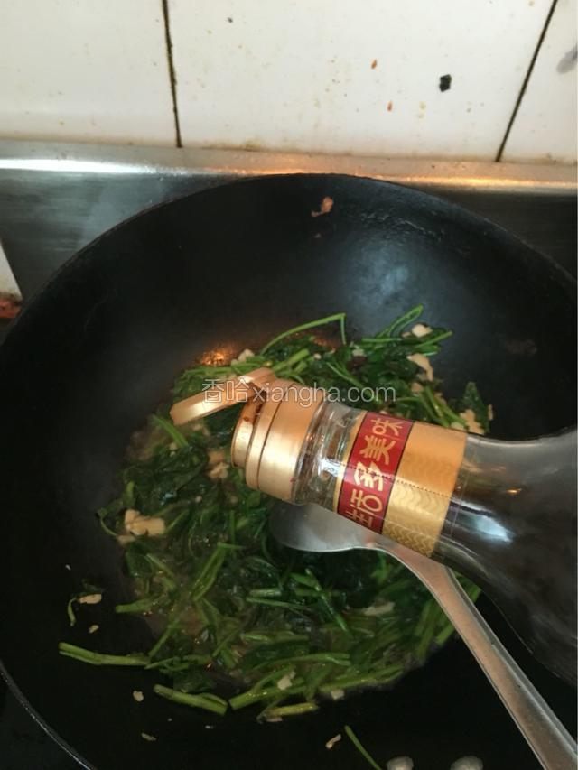 炒至叶子变软时放盐，少量生抽