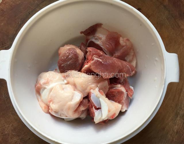 猪骨洗净切块