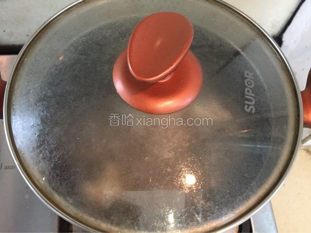 热开水烧开放猪骨小火煮一个钟