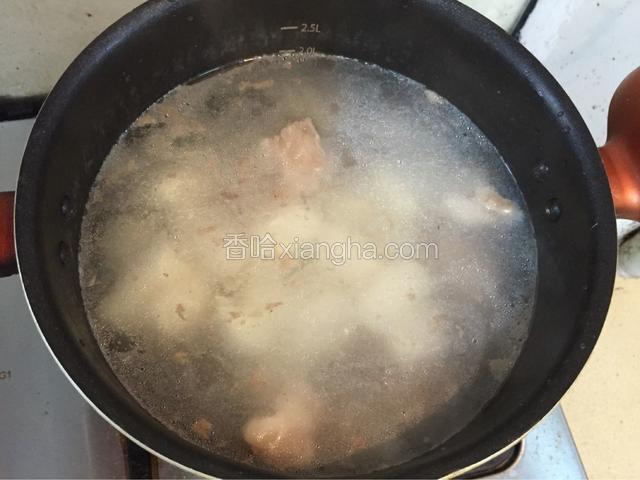 加入山药 马蹄继续小火炖一个钟