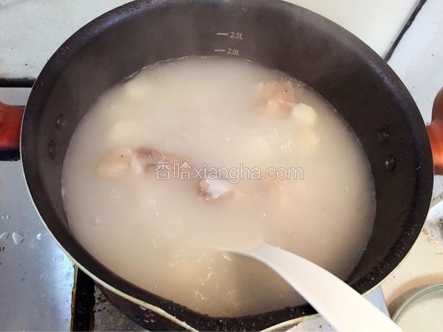 炖好后加入盐 汤水奶白色 好好喝哦