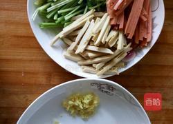 小芹豆干炒火腿的做法图解1