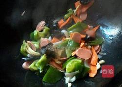 甜椒炒火腿肠的做法图解5