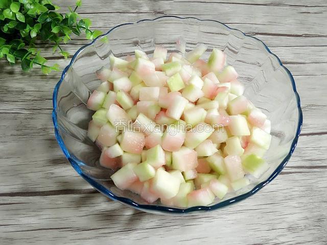 洗好的西瓜皮切成小丁装入碗里，放少许的盐腌制2—3小时。
