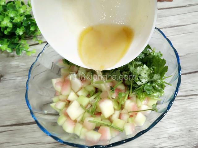 另取一个小碗调味，碗里添加白糖，白醋，胡椒粉，芝麻油，花椒油淋在翠绿衣上面。