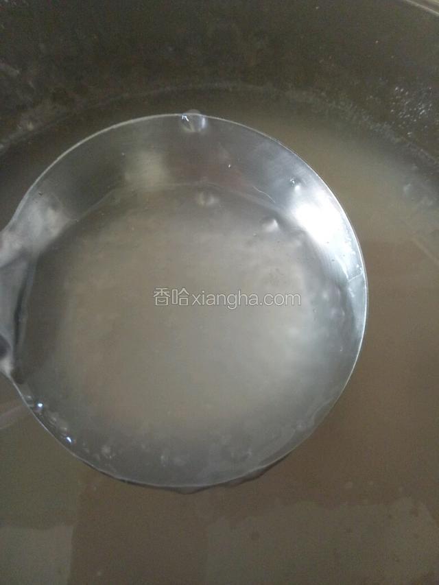 把水烧沸，倒入西米加冰糖大火煮3分钟，关火后不揭锅盖把西米闷20分钟左右至全透明状。