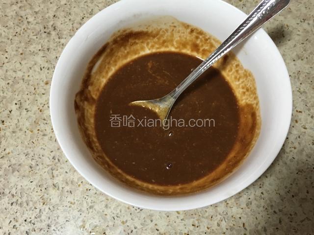 调匀后加入煮馄饨的汤和少量香醋搅匀。