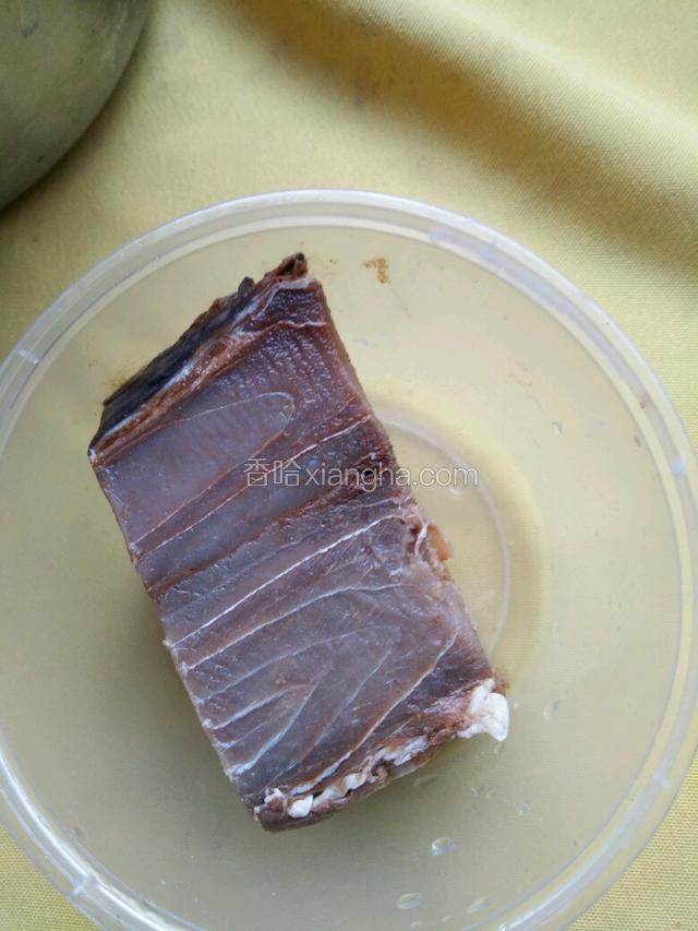 先把鱼泡上吧，因为很咸，所以泡了10几个小时，期间洗了换水3次