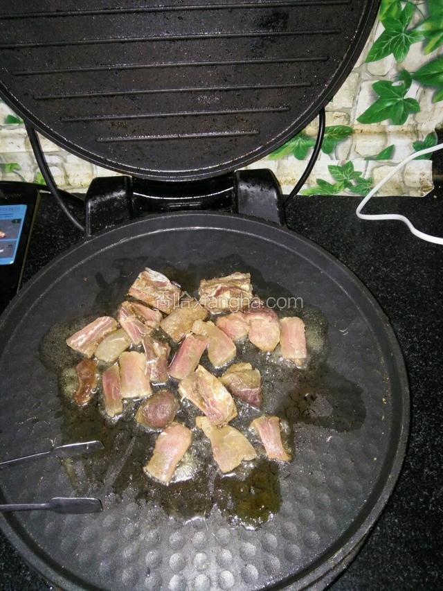 烧热把鱼倒进去煎