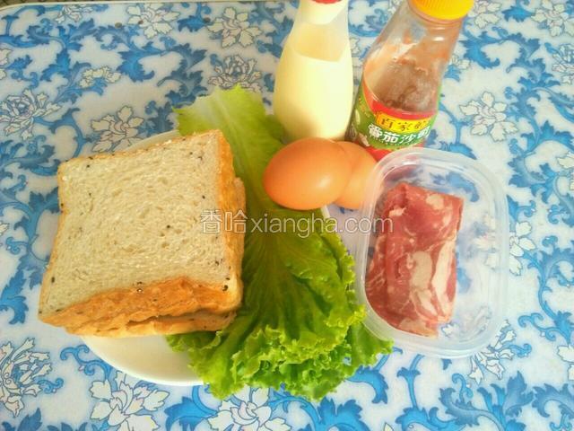 准备好所要用的食材，生菜要洗净备用