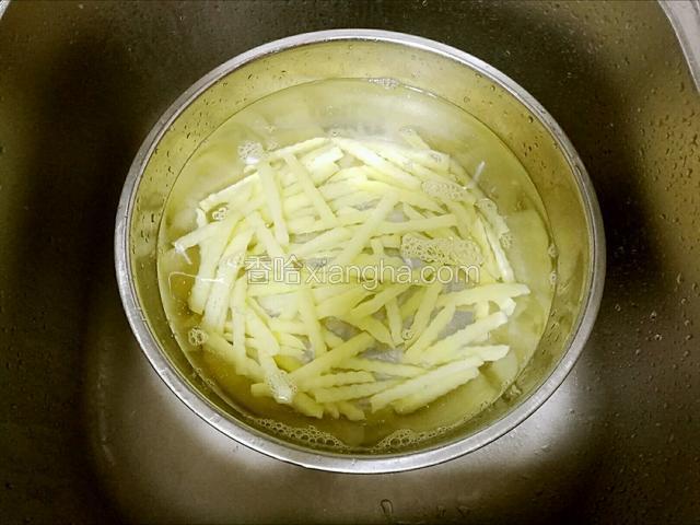 把土豆条捞起来，放入冷水中冲洗两遍。