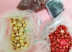 红豆花生黑米粥的做法图解1