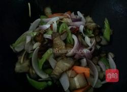洋葱炒熏肉的做法图解4
