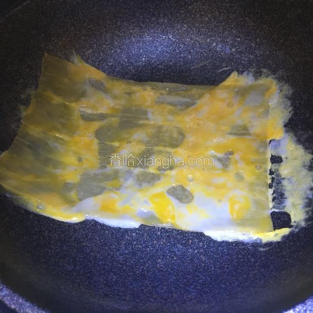 鸡蛋摊平，煎到6成熟，翻面煎