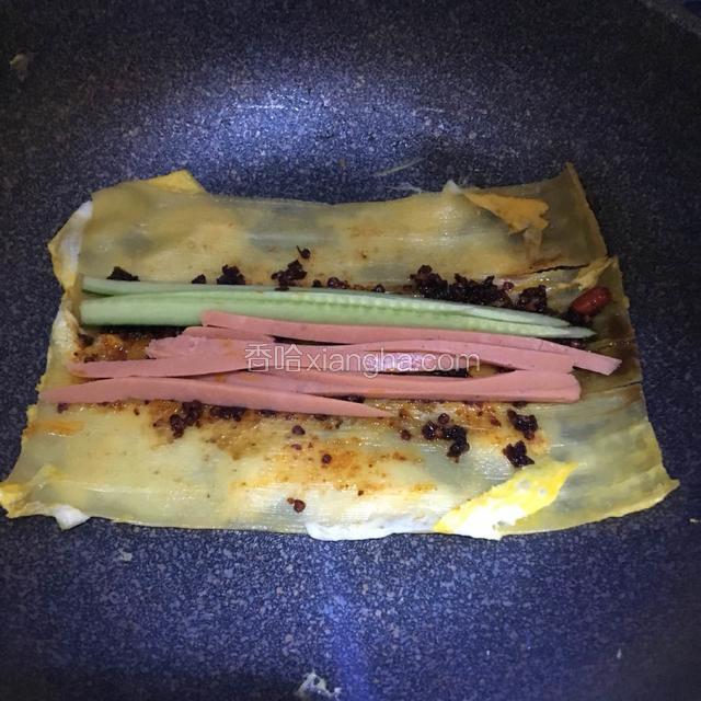 铺上黄瓜条，火腿条