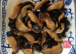 冬菇木耳蒸滑鸡的做法图解3