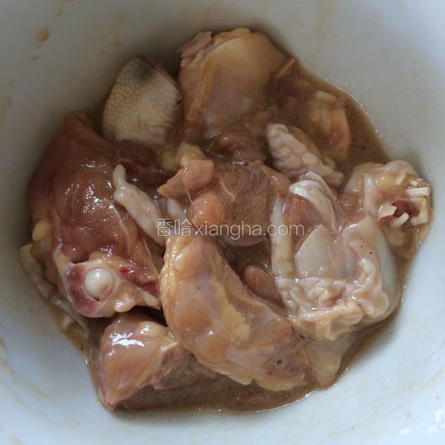 腌鸡腿,放盐 生粉 生抽 2滴料酒 白糖 搅拌均匀，根据个人口味添加适量调料。