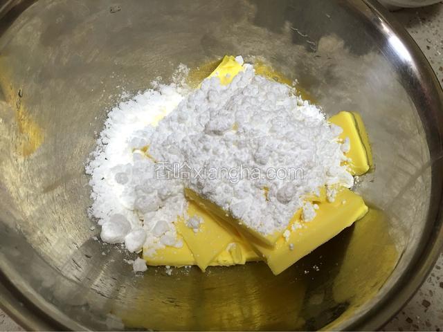 糖粉加入已软化的黄油中，混合均匀；