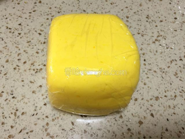 覆盖保鲜膜，入冰箱冷藏2小时；