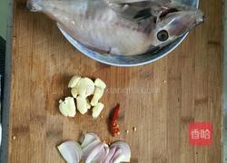 红烧扒皮鱼的做法图解1