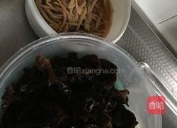 黄花菜烧木耳的做法图解1