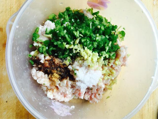 把馅料调好 猪肉末 青椒姜末十三鲜料酒酱油盐 生粉 搅拌均匀