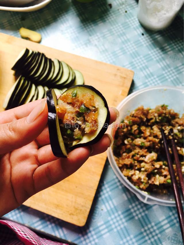 拿起茄子片 加入馅料