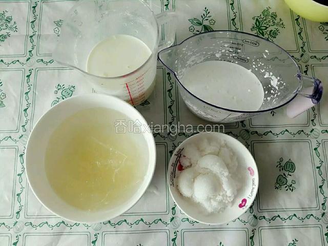 准备食材，糖，牛奶，椰浆称量，吉利丁片提前用清水泡软待用