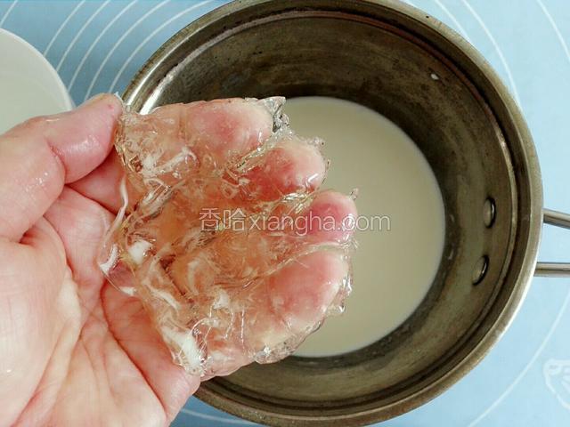 放入泡软吉利丁片