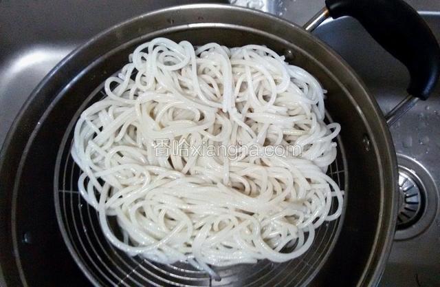 面煮好以后过凉。