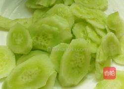 黄瓜炒火腿肠的做法图解2