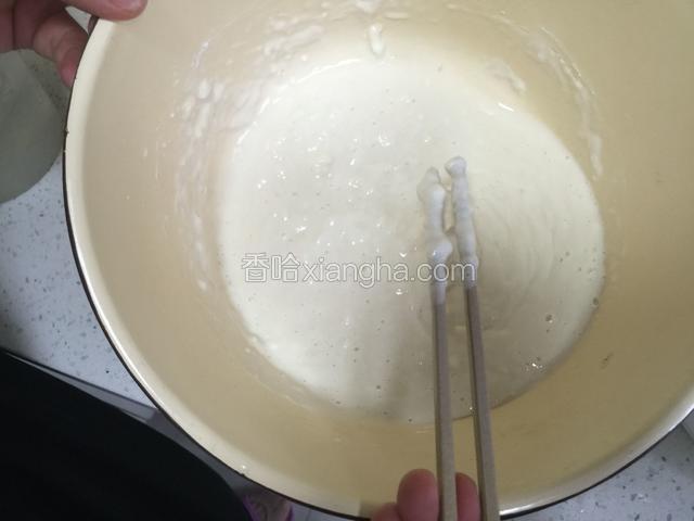第一次发面

温水+4g酵母粉+250g面粉在盆里搅拌成面糊状，不要起面筋，多放点温水，到筷子沾不住的程度。