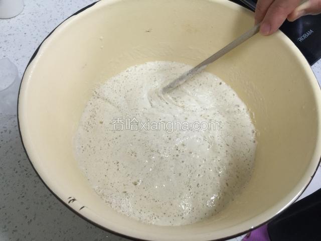 盖上锅盖或者保鲜膜等发面，夏天需要2小时左右，冬天时间更长，当面湖起了很多泡，如下图所示就可以了。