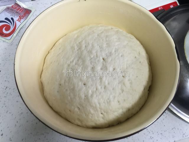 等第二次发面

盖上锅盖活着保鲜膜等发酵，夏天约1个小时左右，冬天需要加温水，帮助它发酵，体积发酵到原来的2到3倍。