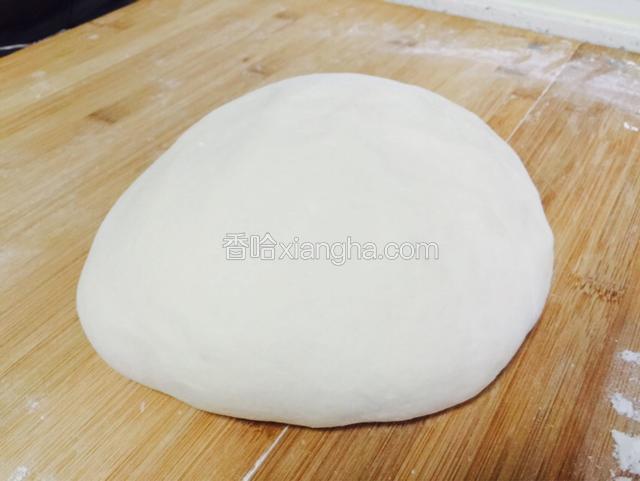 和面

这次和面不用加水，直接加点干面粉使劲揉面，成非常光滑面团，没有裂纹没有气泡就可以了。如下图