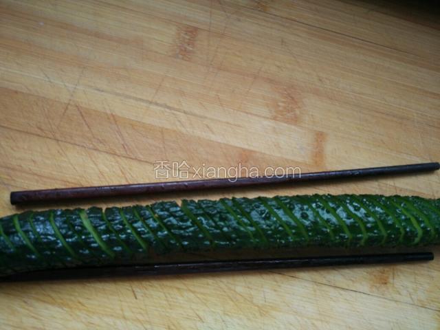 一面切好翻过来，斜刀切另一面，仍然要厚薄均匀哦